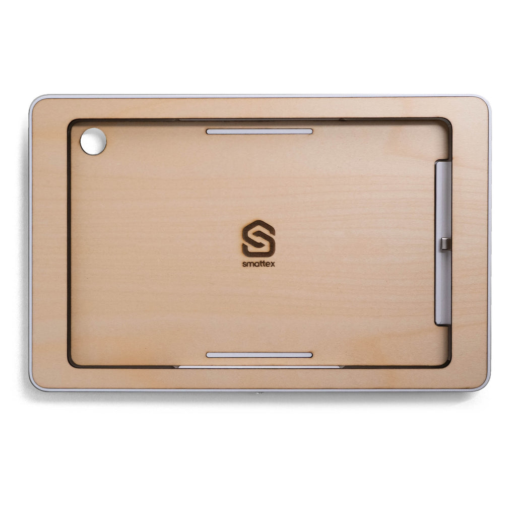 smattex Wand-Tablet mit Blende in Ahorn, helles Holz, Kameraausschnitt und Steckerleiste an der Seite
