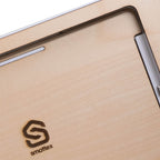 Ahorn-Blende des smattex Wand-Tablets im Detail, helles Holz mit Logo-Gravur und silberner Leiste rechts