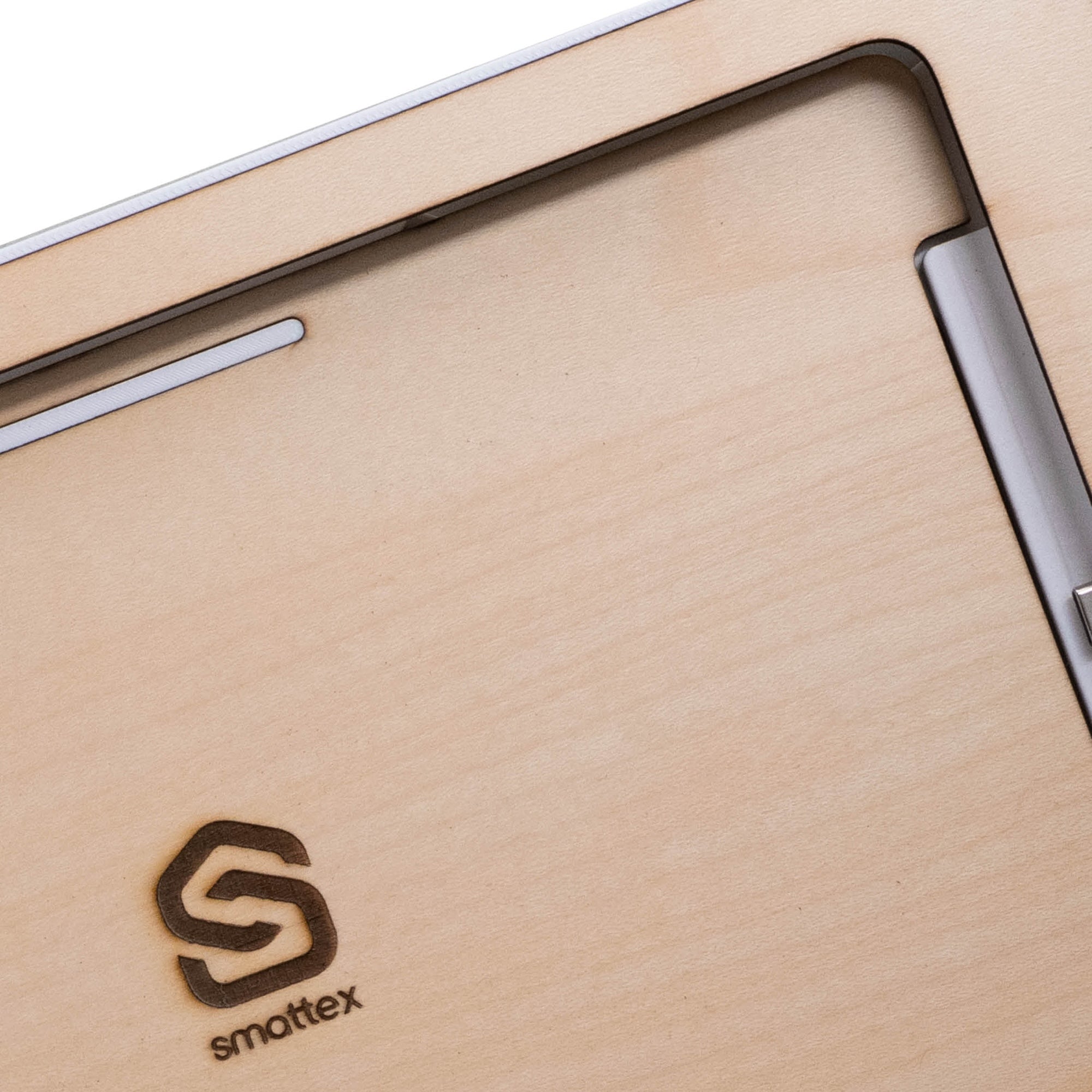 Ahorn-Blende des smattex Wand-Tablets im Detail, helles Holz mit Logo-Gravur und silberner Leiste rechts
