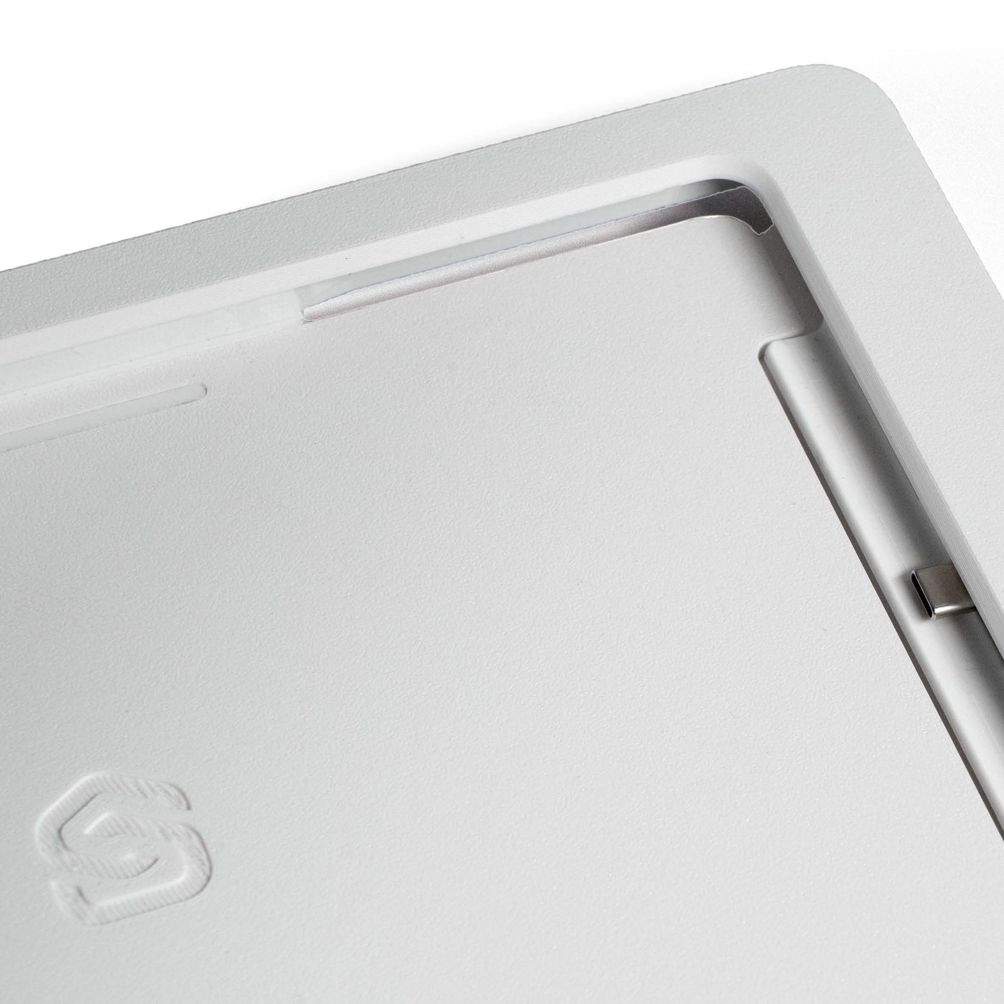 Ecke des smattex Wand-Tablets in Weiß, Steckerleiste mit USB-Anschluss an der Kante, geprägtes Logo