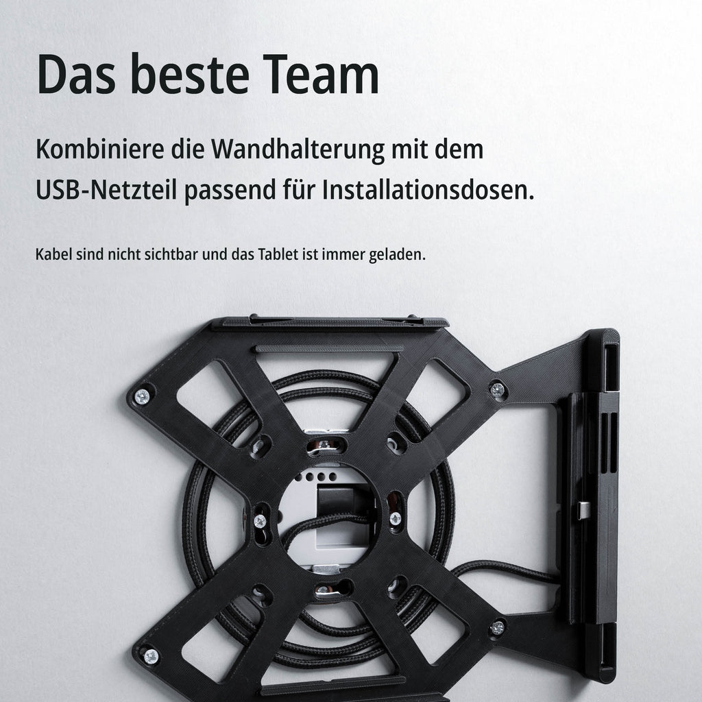 Grafik: Wandhalterung des smattex Wand-Tablets über einer Unterputzdose mit USB-Netzteil, Kabel innen geführt