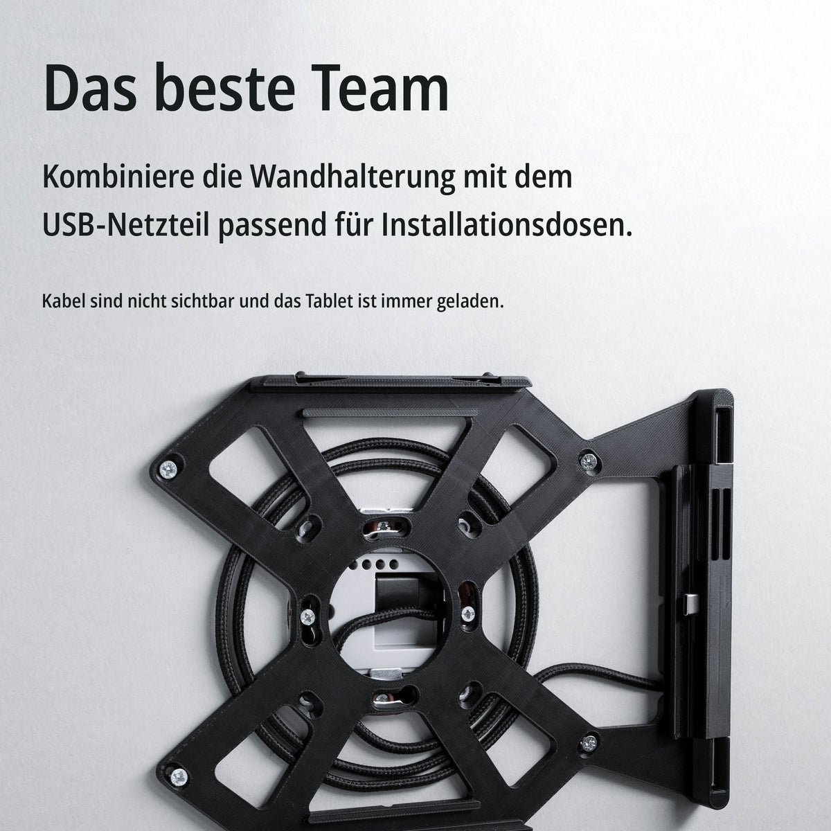 Grafik: Wandhalterung des smattex Wand-Tablets über einer Unterputzdose mit USB-Netzteil, Kabel innen geführt