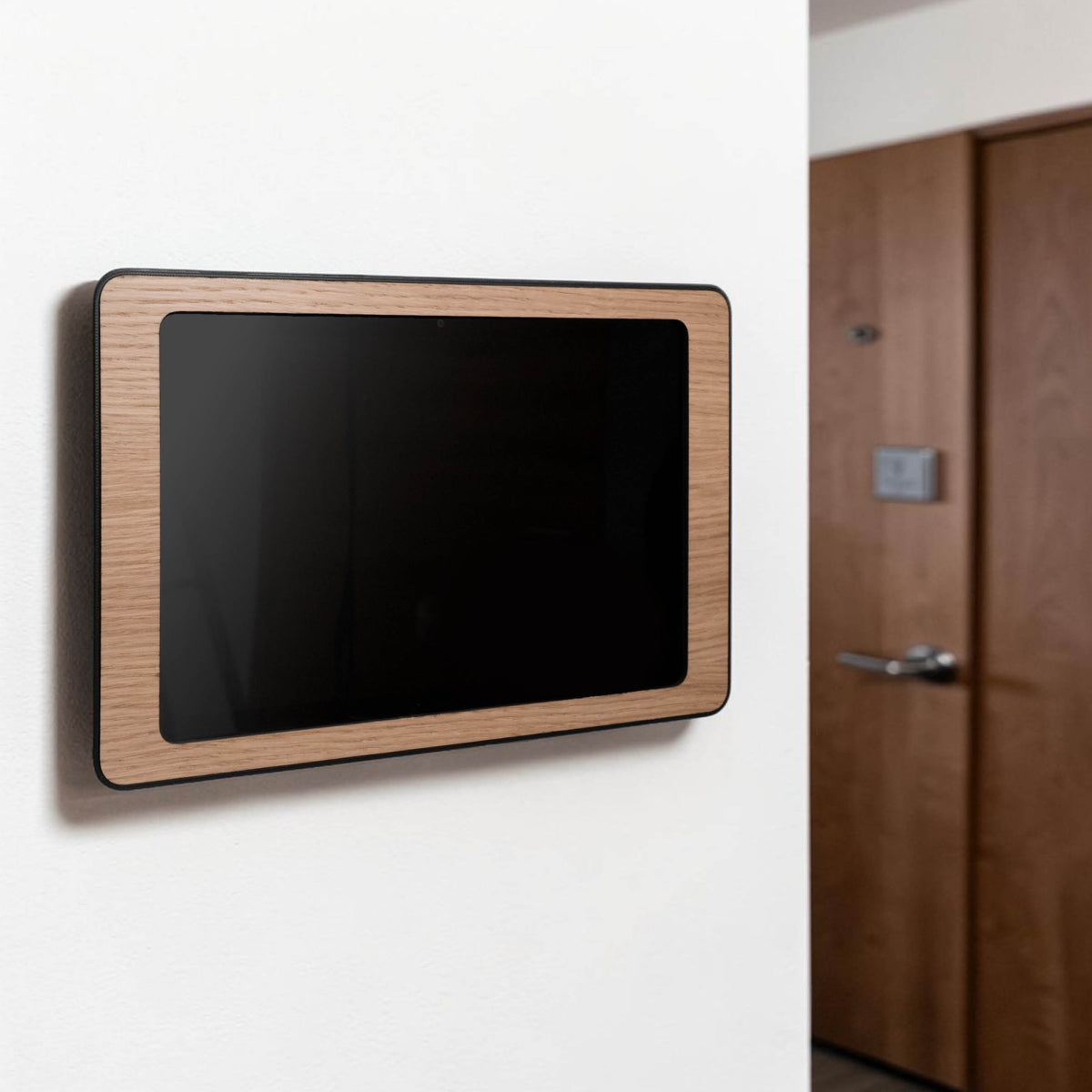 Seitenansicht des montierten Wand-Tablets, Aufbauhöhe erkennbar