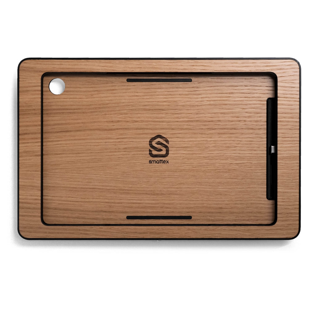 smattex Wand-Tablet mit Blende in Eiche, Rückansicht mit graviertem Logo und Kameraausschnitt oben links