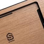 Eichenblende des smattex Wand-Tablets im Detail, Holzmaserung, graviertes Logo und schwarze Steckerleiste
