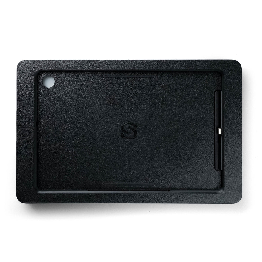 Das Wand-Tablet im Wohnraum neben einer Tür