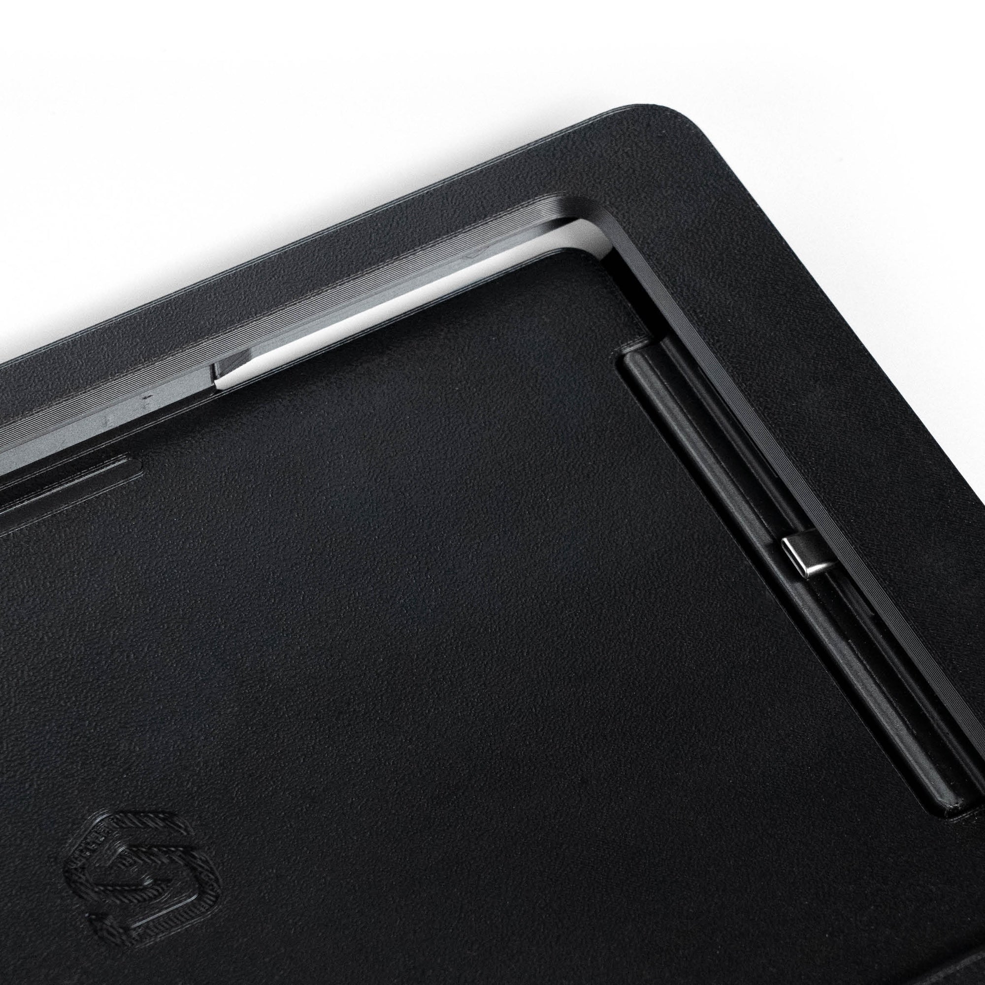 smattex Wand-Tablet, Nahaufnahme der schwarzen Blende mit geprägtem Logo und seitlicher Steckerleiste