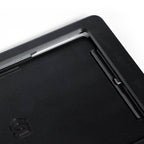 smattex Wand-Tablet, Nahaufnahme der schwarzen Blende mit geprägtem Logo und seitlicher Steckerleiste