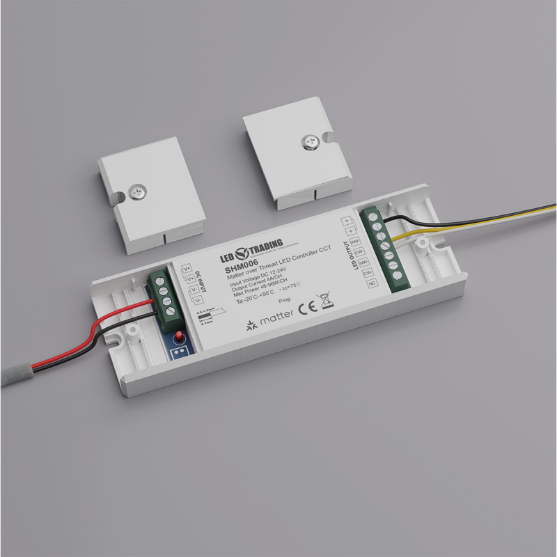 Matter CCT LED Controller mit abgenommenen Endkappen, Zuleitung und LED-Kabel an den Klemmen