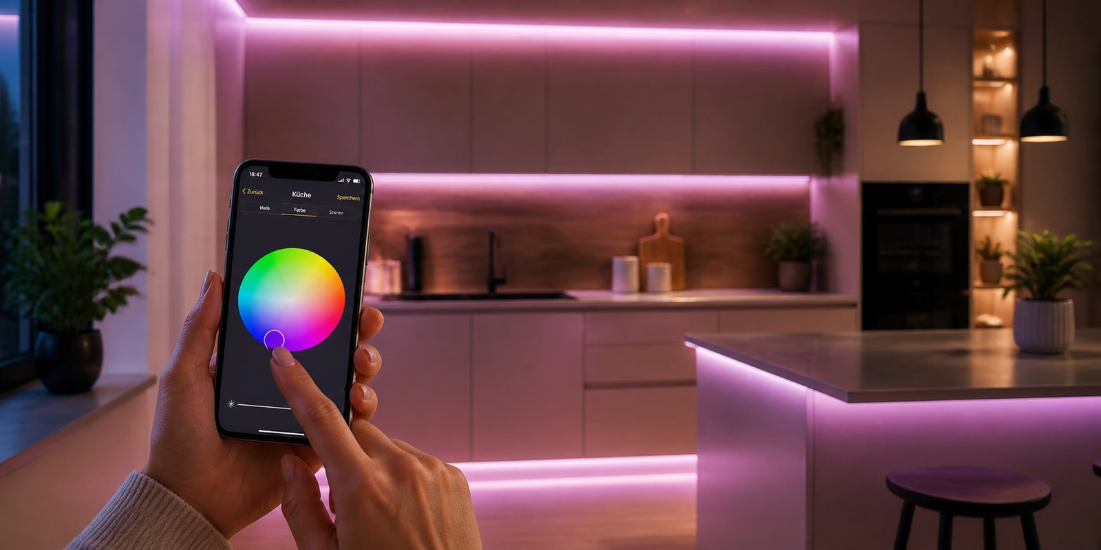 Küche mit farbiger LED-Beleuchtung, per Smartphone-App auf Pink eingestellt