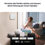 tado Verkabeltes Thermostat X an der Wand, davor Smart Speaker mit Matter- und Thread-Logos
