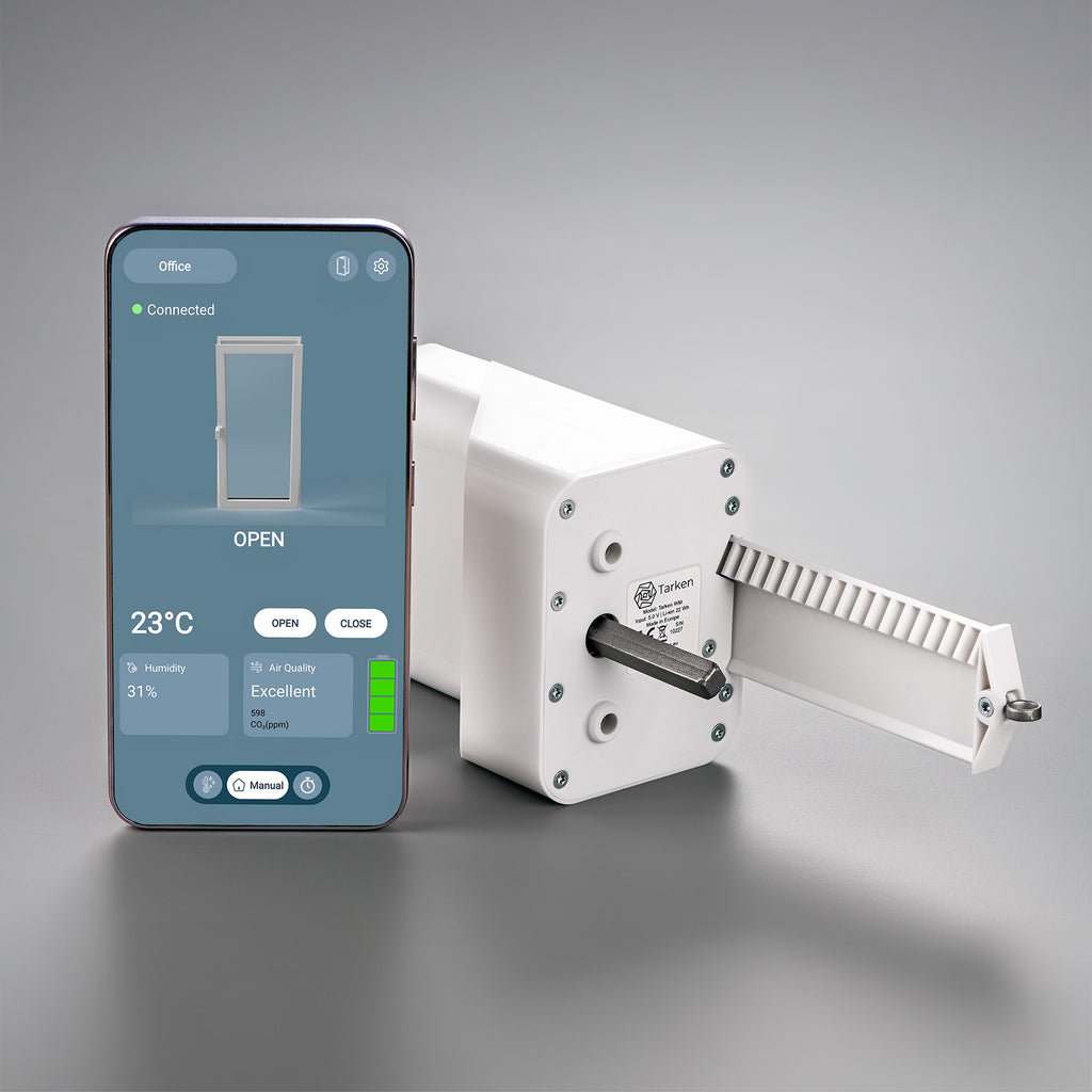 Tarken WM mit ausgefahrenem Arm neben einem Smartphone mit der Tarken-App: Fensterstatus, Temperatur, Luftfeuchte und CO₂