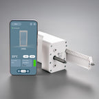 Tarken WM mit ausgefahrenem Arm neben einem Smartphone mit der Tarken-App: Fensterstatus, Temperatur, Luftfeuchte und CO₂