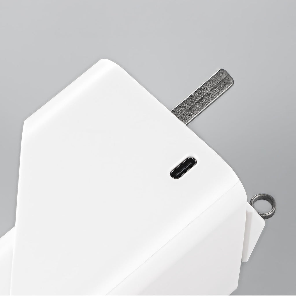 Tarken WM im Detail: USB-C-Ladebuchse seitlich am Gehäuse, dahinter Vierkantstift und Ankerhaken