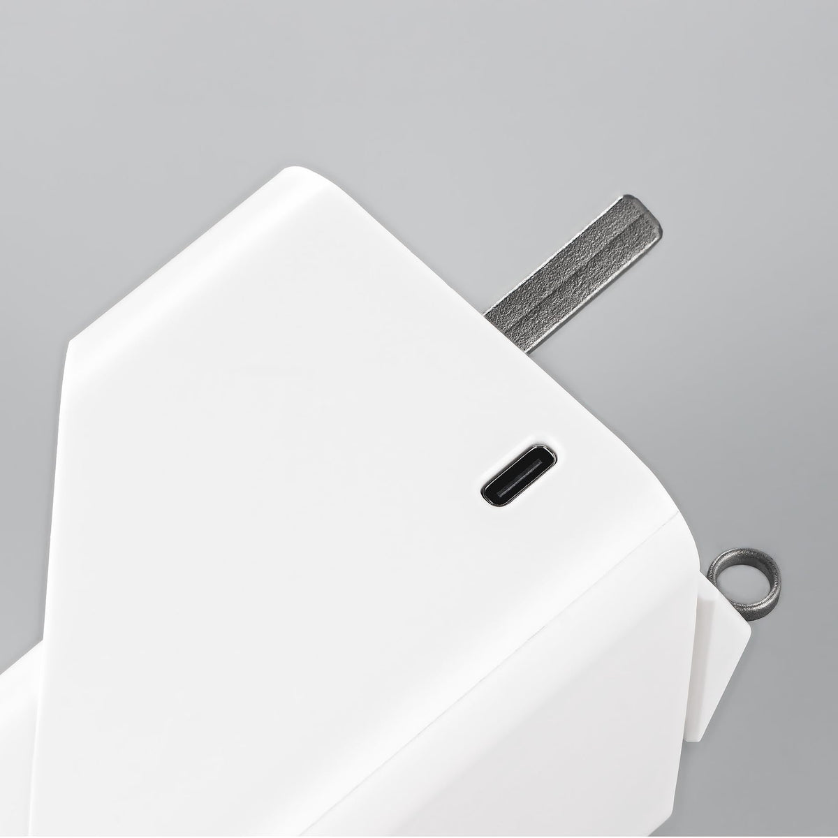 Tarken WM im Detail: USB-C-Ladebuchse seitlich am Gehäuse, dahinter Vierkantstift und Ankerhaken