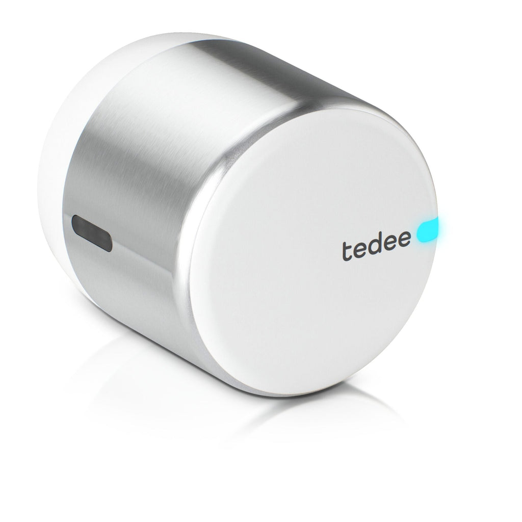 Tedee GO2 in Silber, freigestellt schräg von vorn, mit Matter-Logo