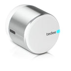 Tedee GO2 in Silber, freigestellt schräg von vorn, mit Matter-Logo