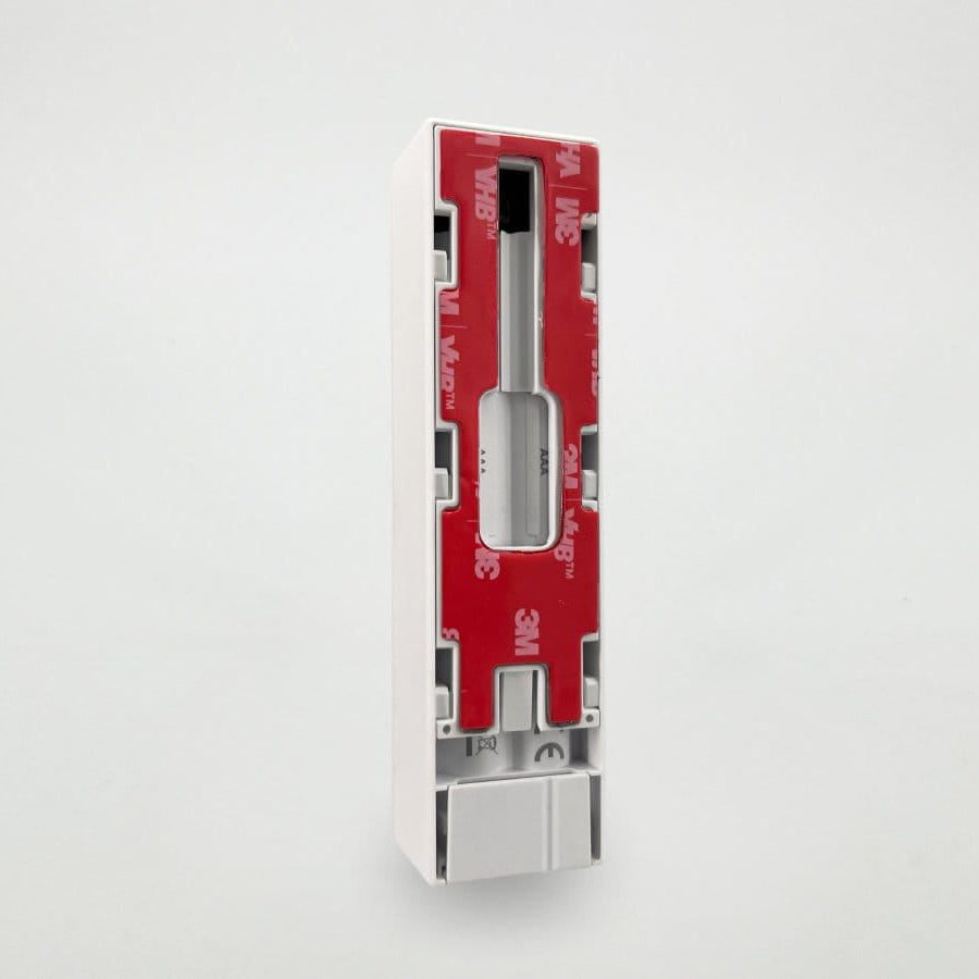 Rückseite des weißen Tedee Keypad PRO mit vormontiertem rotem 3M-Klebepad