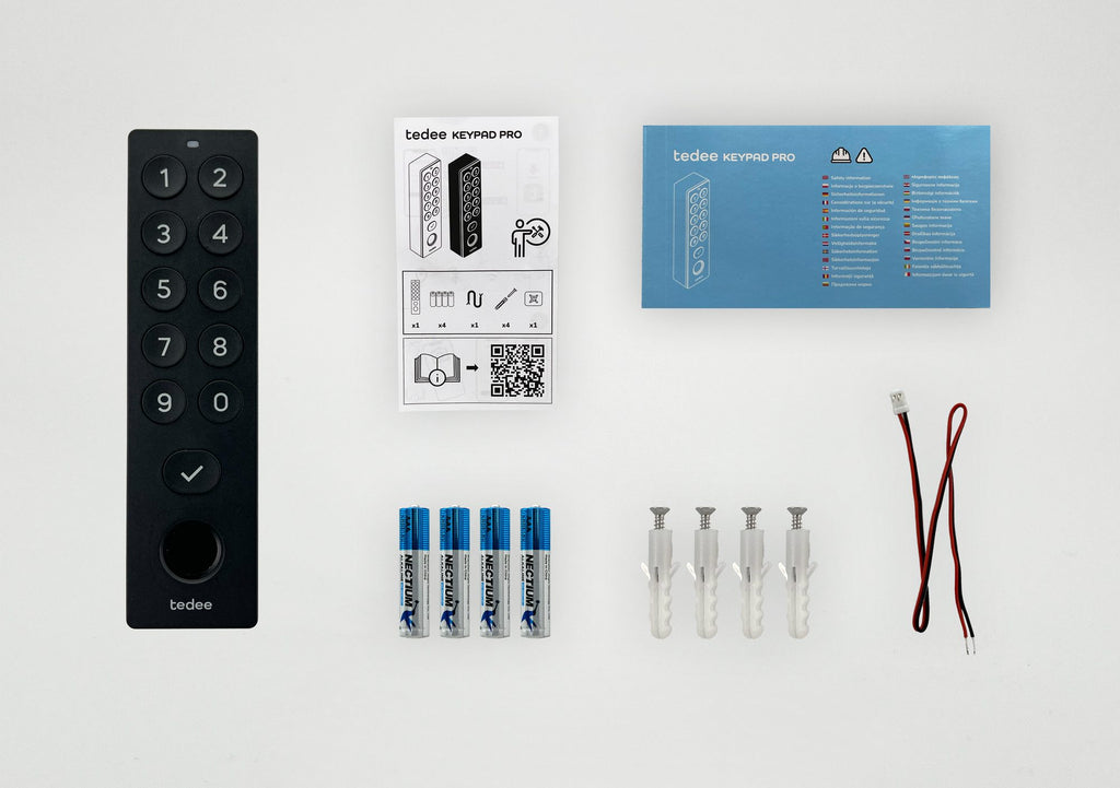 Lieferumfang Tedee Keypad PRO in Schwarz: Keypad, vier AAA-Batterien, Dübel mit Schrauben, Adapterkabel
