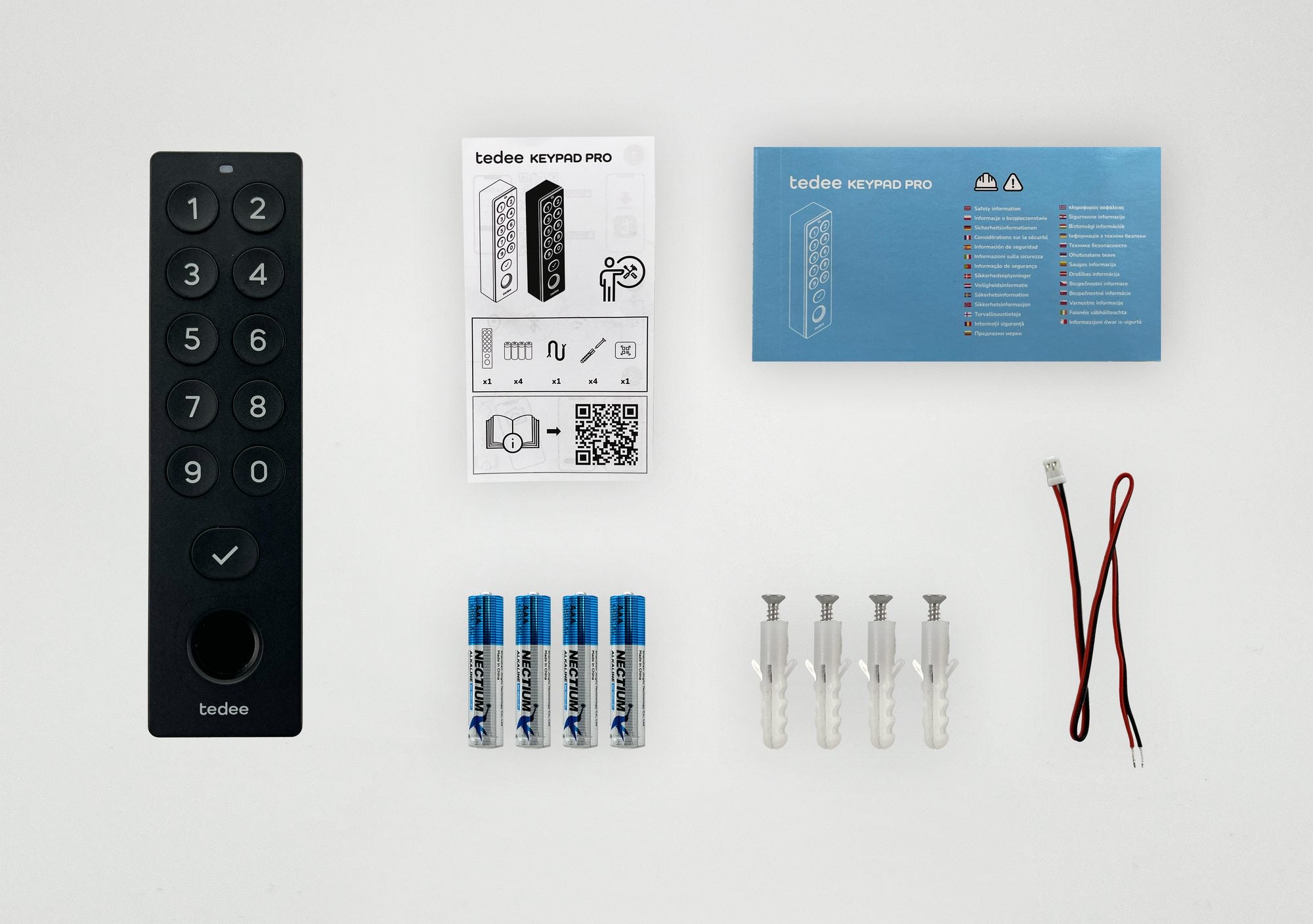 Lieferumfang Tedee Keypad PRO in Schwarz: Keypad, vier AAA-Batterien, Dübel mit Schrauben, Adapterkabel