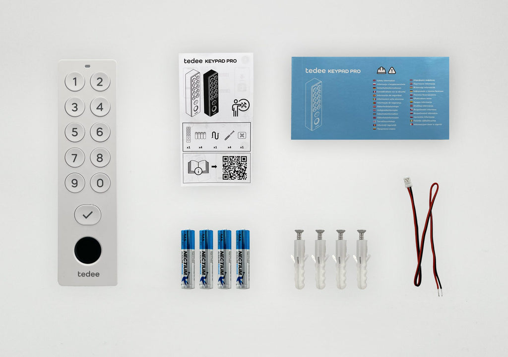 Lieferumfang Tedee Keypad PRO in Weiß: Keypad, vier AAA-Batterien, Dübel mit Schrauben, Adapterkabel