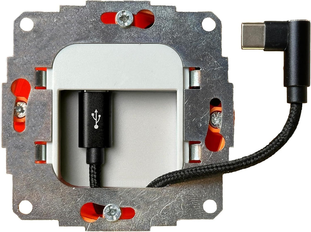 Volteva Unterputz-Netzteil USB-C im Metalltragring, gewinkeltes USB-C-Kabel eingesteckt