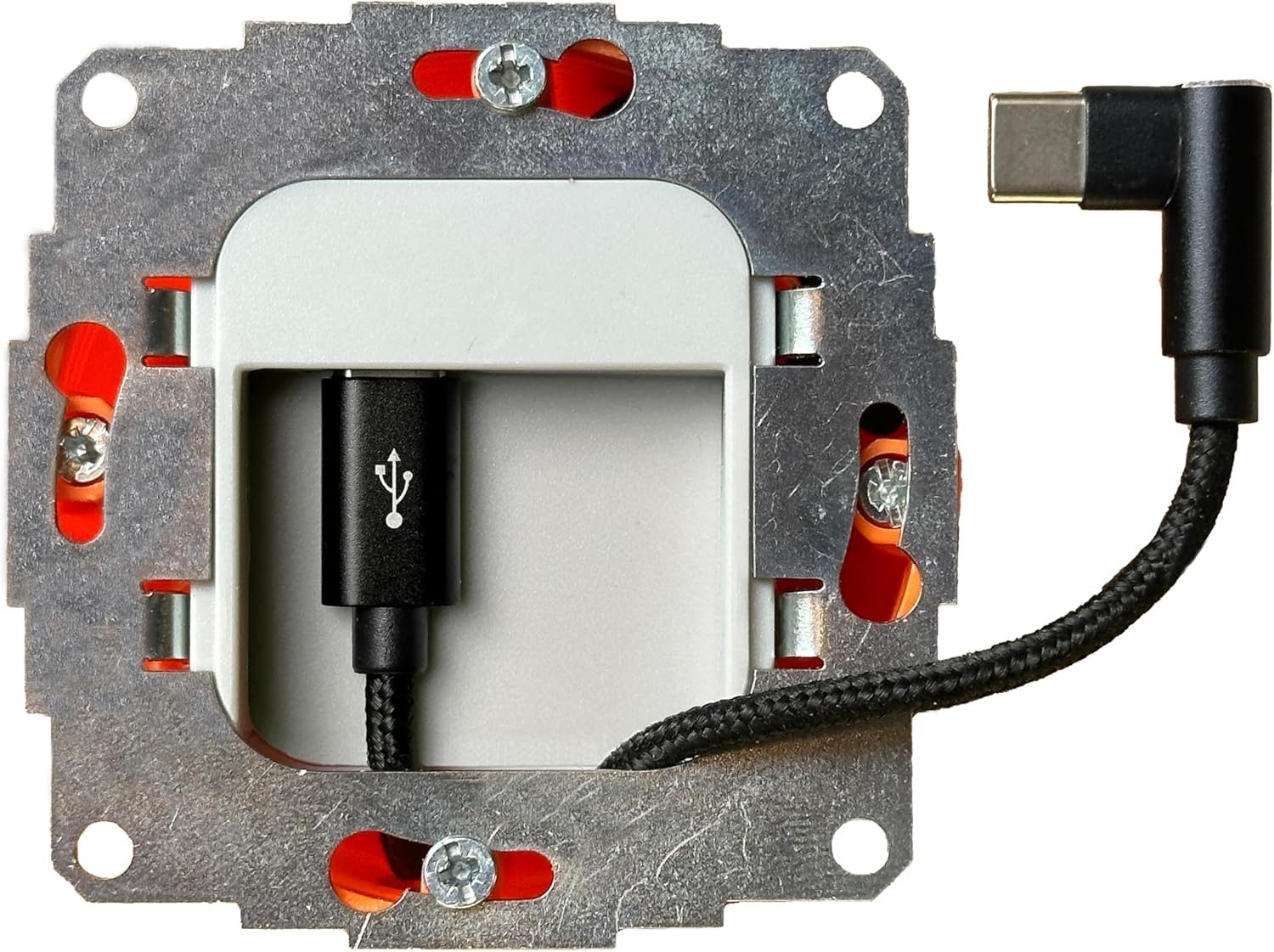 Volteva Unterputz-Netzteil USB-C im Metalltragring, gewinkeltes USB-C-Kabel eingesteckt