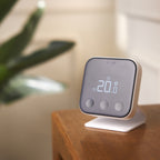 Funk-Temperatursensor X auf einem Standfuß auf der Holzkommode, Display zeigt 20,0 Grad